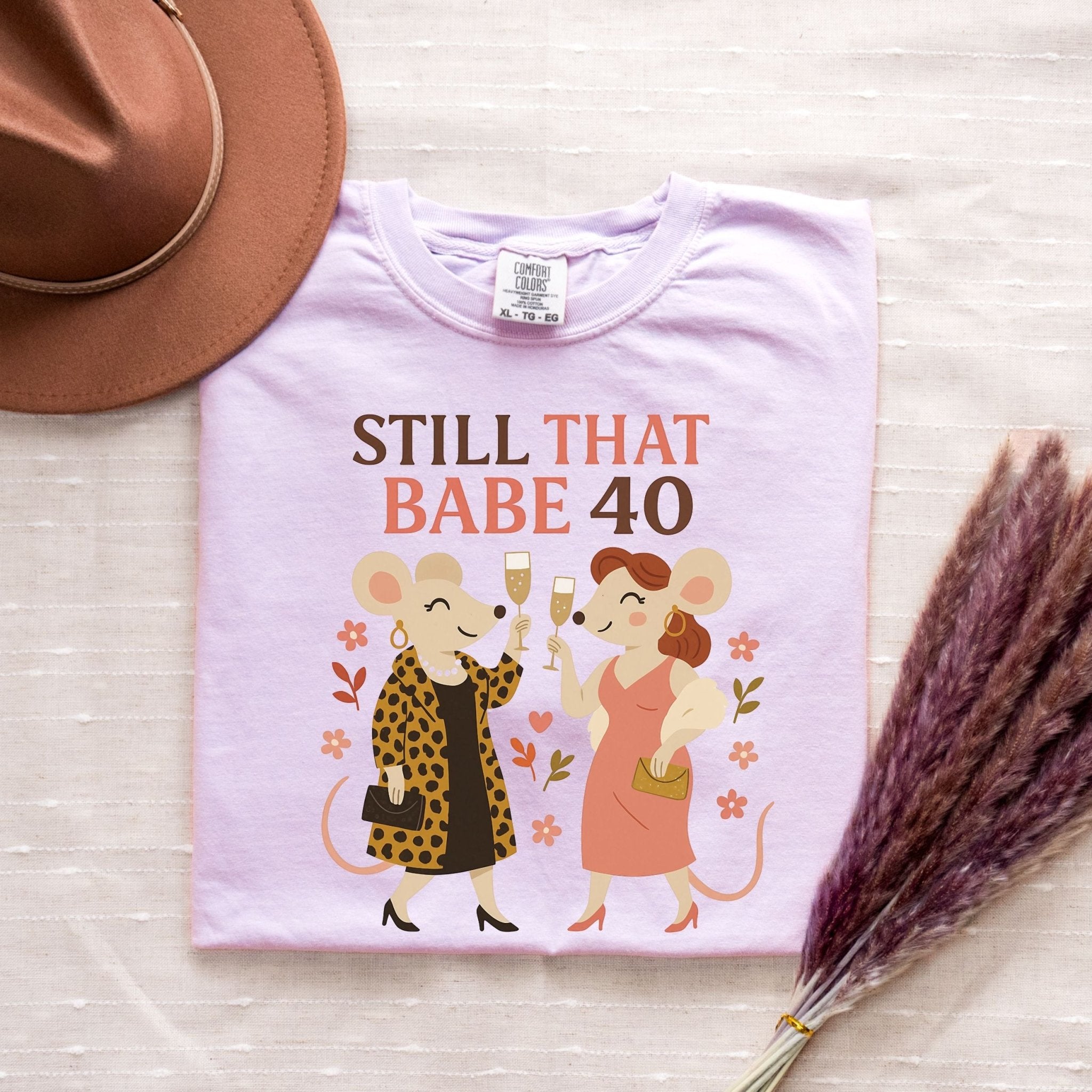 Still That Babe 40 T-Shirt – Stylish Lesbian Birthday Tee, Glam Femme Gift Idea, Comfort Colours Shirt - Craig Michael Design