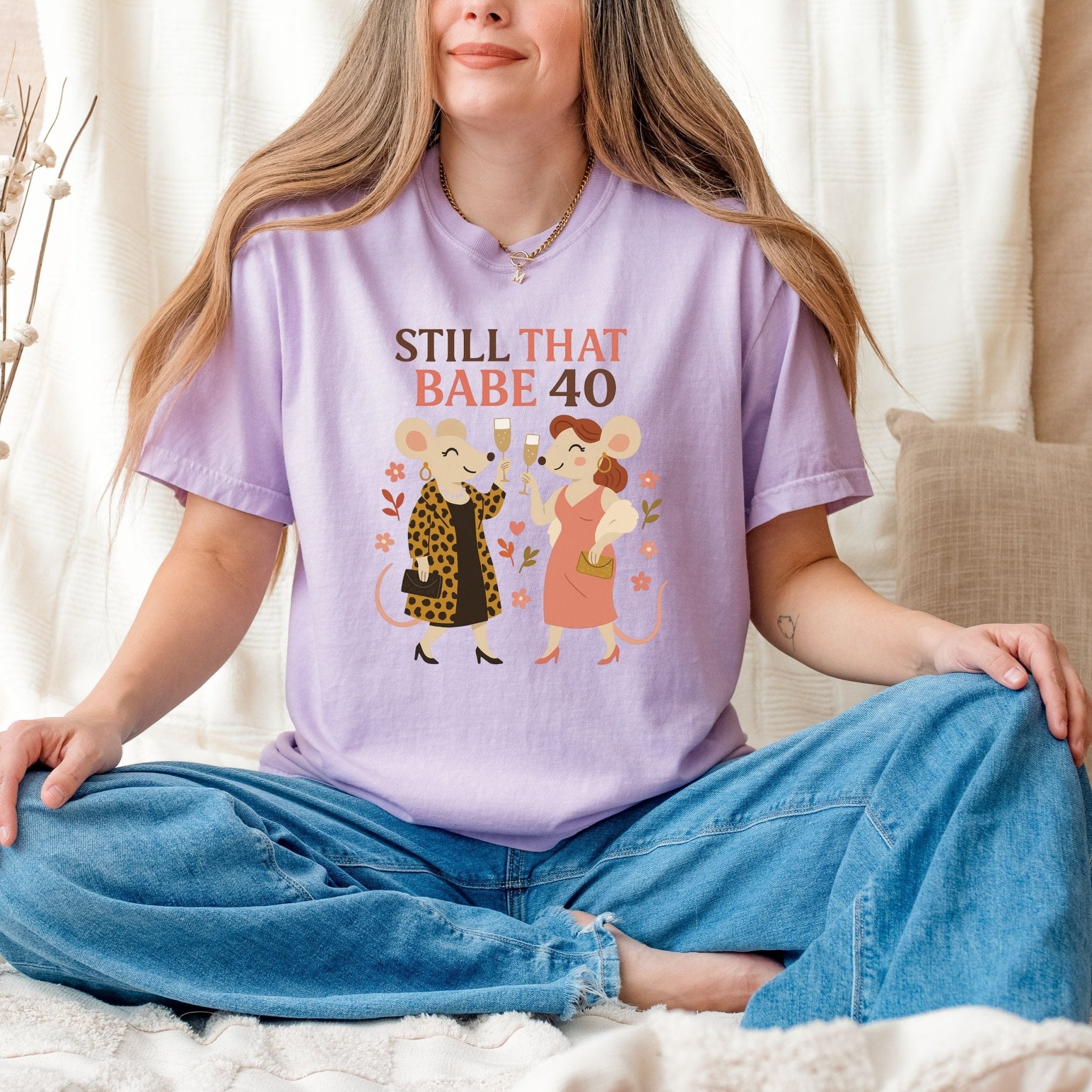 Still That Babe 40 T-Shirt – Stylish Lesbian Birthday Tee, Glam Femme Gift Idea, Comfort Colours Shirt - Craig Michael Design